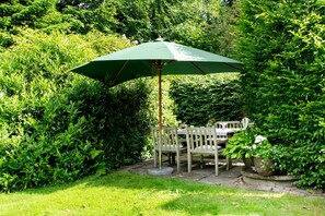 Outdoor dining - Apartment 'Ferienhaus Neudorf' with Private Terrace, Private Garden and Wi-Fi (Varel)