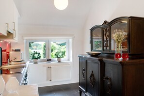 Fridge, microwave, oven, stovetop - Apartment 'Ferienhaus Neudorf' with Private Terrace, Private Garden and Wi-Fi (Varel)