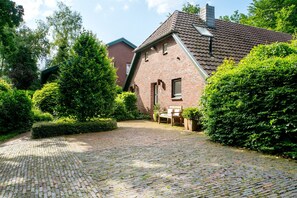 Exterior - Apartment 'Ferienhaus Neudorf' with Private Terrace, Private Garden and Wi-Fi (Varel)