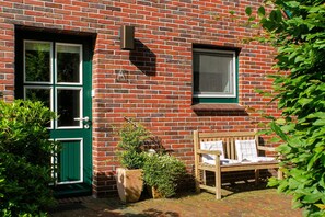 Terrace/patio - Apartment 'Ferienhaus Neudorf' with Private Terrace, Private Garden and Wi-Fi (Varel)