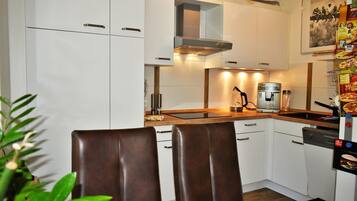 KĂŒhlschrank, Mikrowelle, Ofen, Herdplatte