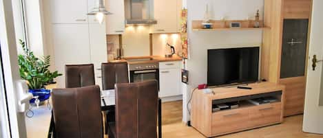 Kylskåp, mikrovågsugn, ugn och spishäll