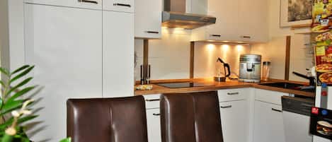 Frigorifero, microonde, forno, piano cottura
