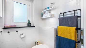 Chuveiro, secador de cabelo, toalhas de banho