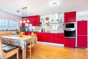 Fridge, microwave, oven, stovetop - Apartment 'Ferienwohnung Hochtal' with Private Terrace, Balcony and Wi-Fi (Bernau im Schwarzwald)