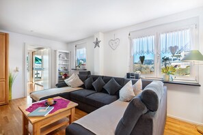 TV - Apartment 'Ferienwohnung Hochtal' with Private Terrace, Balcony and Wi-Fi (Bernau im Schwarzwald)