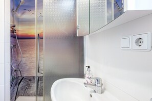 Shower, hair dryer, towels - Apartment 'Ferienwohnung Hochtal' with Private Terrace, Balcony and Wi-Fi (Bernau im Schwarzwald)