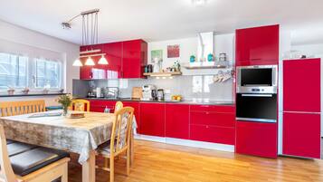 Jääkaappi, mikroaaltouuni, uuni, liesi