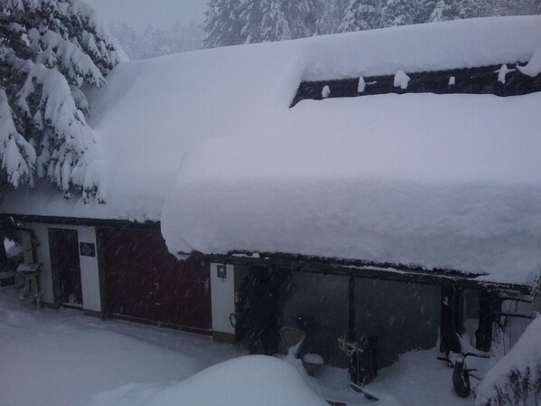 Ein Gebäude mit verschneitem Dach und einem sichtbaren Eingang.
