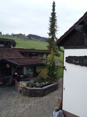 Property grounds - Apartment 'Haus Biggi  - Ferienwohnung Pfänder' with Mountain View, Shared Terrace and Wi-Fi (Weiler-Simmerberg)