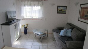 TV - Apartment 'Haus Biggi  - Ferienwohnung Pfänder' with Mountain View, Shared Terrace and Wi-Fi (Weiler-Simmerberg)