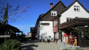 Exterior - Apartment 'Haus Biggi  - Ferienwohnung Pfänder' with Mountain View, Shared Terrace and Wi-Fi (Weiler-Simmerberg)