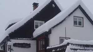Un edificio cubierto de nieve con un letrero que dice 'Hans Biggi'.