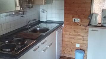 Kühlschrank, Mikrowelle, Herdplatte, Geschirrspüler