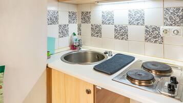 Kühlschrank, Ofen, Herdplatte, Wasserkocher mit Kaffee-/Teezubehör