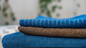 Une pile de serviettes sur un fond flou.