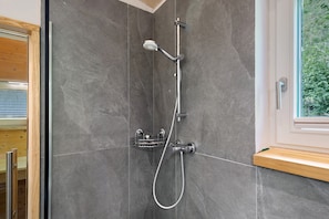 Ducha, artículos de tocador gratuitos, secador de pelo, toallas