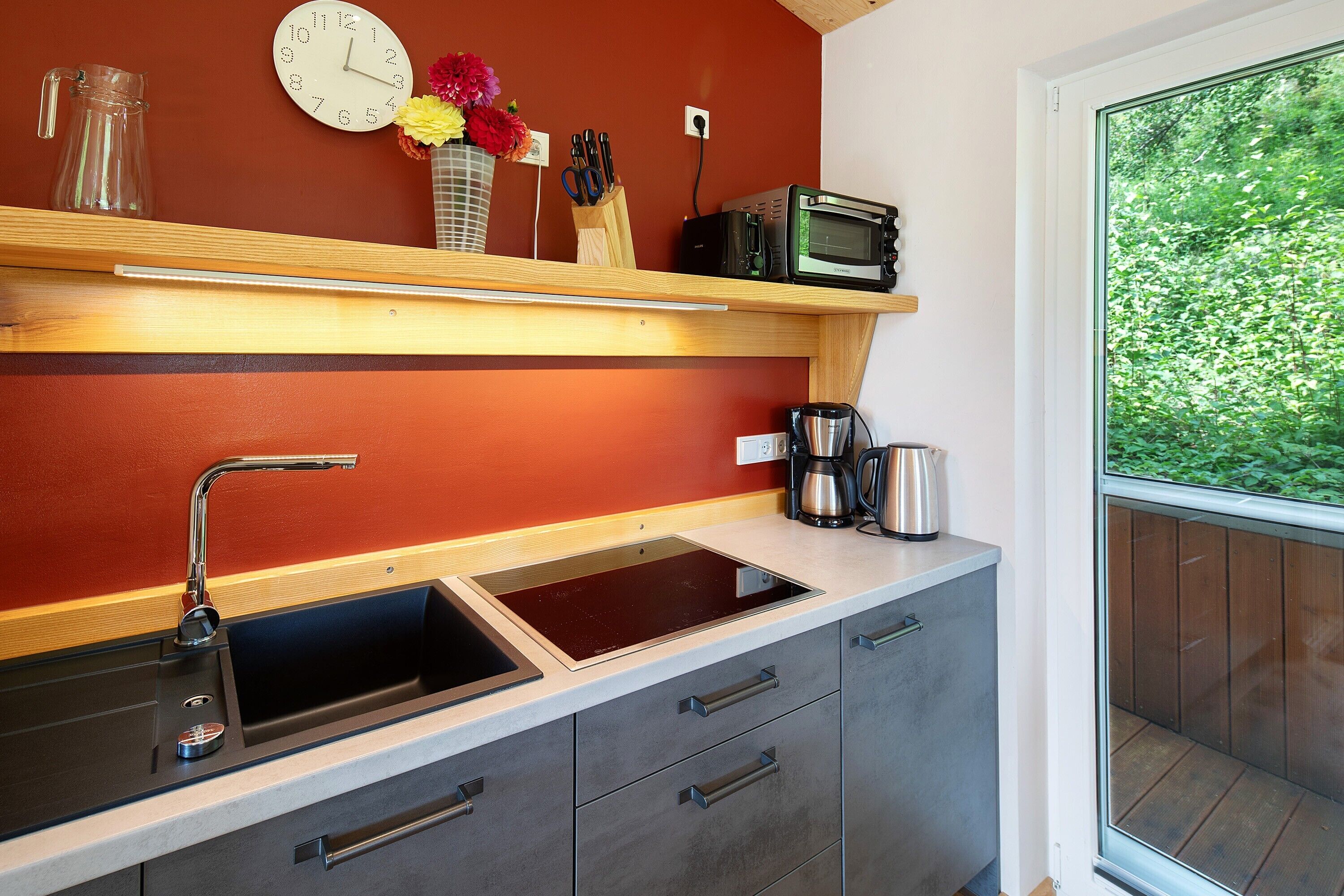 Fridge, oven, stovetop, dishwasher