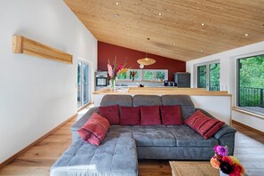 TV, fireplace - Holiday home "Ferienhaus Das Große Paradies" with Sauna, Garden, Hot Tub and Wi-Fi (Liebenau)