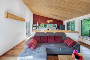 TV, fireplace - Holiday home "Ferienhaus Das Große Paradies" with Sauna, Garden, Hot Tub and Wi-Fi (Liebenau)