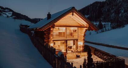 Chalet "Zwoasom" mit Bergblick, privater Terrasse und WLAN