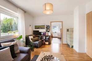 TV, video games, DVD player, ping pong - Apartment 'Friedmann' with Private Garden, Balcony and Wi-Fi (Offingen)