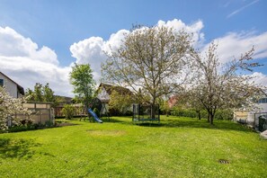 Children’s area - Apartment 'Friedmann' with Private Garden, Balcony and Wi-Fi (Offingen)