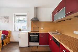 Kjøleskap, mikrobølgeovn, ovn og kokeplater