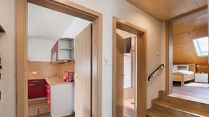 A modern interior with a kitchen, bathroom, and bedroom. - Apartment 'Friedmann' with Private Garden, Balcony and Wi-Fi (Offingen)