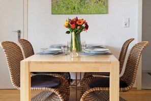 Dining - Apartment 'Am Schlehbach' with Private Garden, Balcony and Wi-Fi (Offingen)