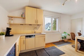 Fridge, microwave, oven, stovetop - Apartment 'Am Schlehbach' with Private Garden, Balcony and Wi-Fi (Offingen)