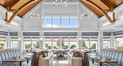 Tidal Marsh Views From Two Outdoor Decks; Access to Community Pool, Crabbing Dock & Kayak Launch!