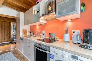 Fridge, oven, stovetop, dishwasher