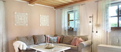 Una televisión, un reproductor de DVD, una mesa de tenis de mesa