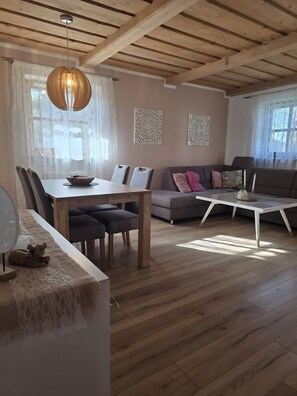 Dining - Vacation Apartment "Bayerwaldtraum" with Pool and Wi-Fi (Hauzenberg)