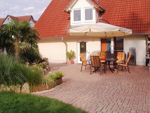 Outdoor dining - Apartment 'Seeperle' with Shared Terrace, Shared Garden and Wi-Fi (Moos)