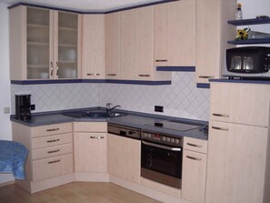 Fridge, microwave, oven, stovetop - Apartment 'Seeperle' with Shared Terrace, Shared Garden and Wi-Fi (Moos)