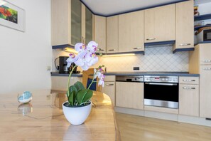 Fridge, microwave, oven, stovetop - Apartment 'Seeperle' with Shared Terrace, Shared Garden and Wi-Fi (Moos)