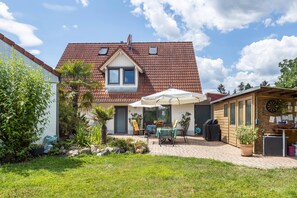 Outdoor dining - Apartment 'Seeperle' with Shared Terrace, Shared Garden and Wi-Fi (Moos)