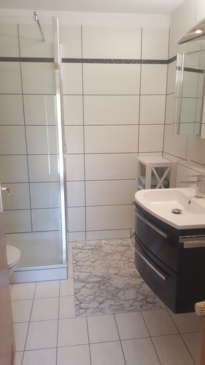 Douche, sèche-cheveux, serviettes fournies