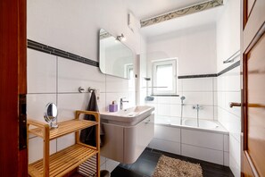Shower, free toiletries, hair dryer, towels - Holiday Home 'Domäne Bollinger Morbach' with Private Terrace, Private Garden and Wi-Fi (Morbach)