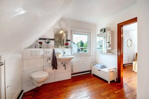Shower, free toiletries, hair dryer, towels - Holiday Home 'Domäne Bollinger Morbach' with Private Terrace, Private Garden and Wi-Fi (Morbach)