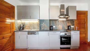 Frigorifero, microonde, forno, piano cottura
