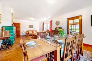 Dining - Holiday Home 'Domäne Bollinger Morbach' with Private Terrace, Private Garden and Wi-Fi (Morbach)