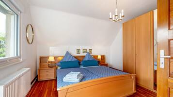 4 bedrooms, desk, iron/ironing board, free WiFi