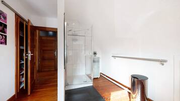 Een douche, gratis toiletartikelen, een haardroger, handdoeken