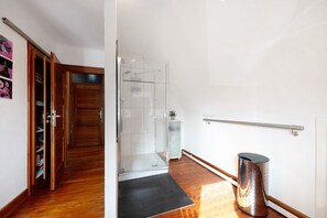Dusj, toalettartikler (inkludert), hårføner og håndklær