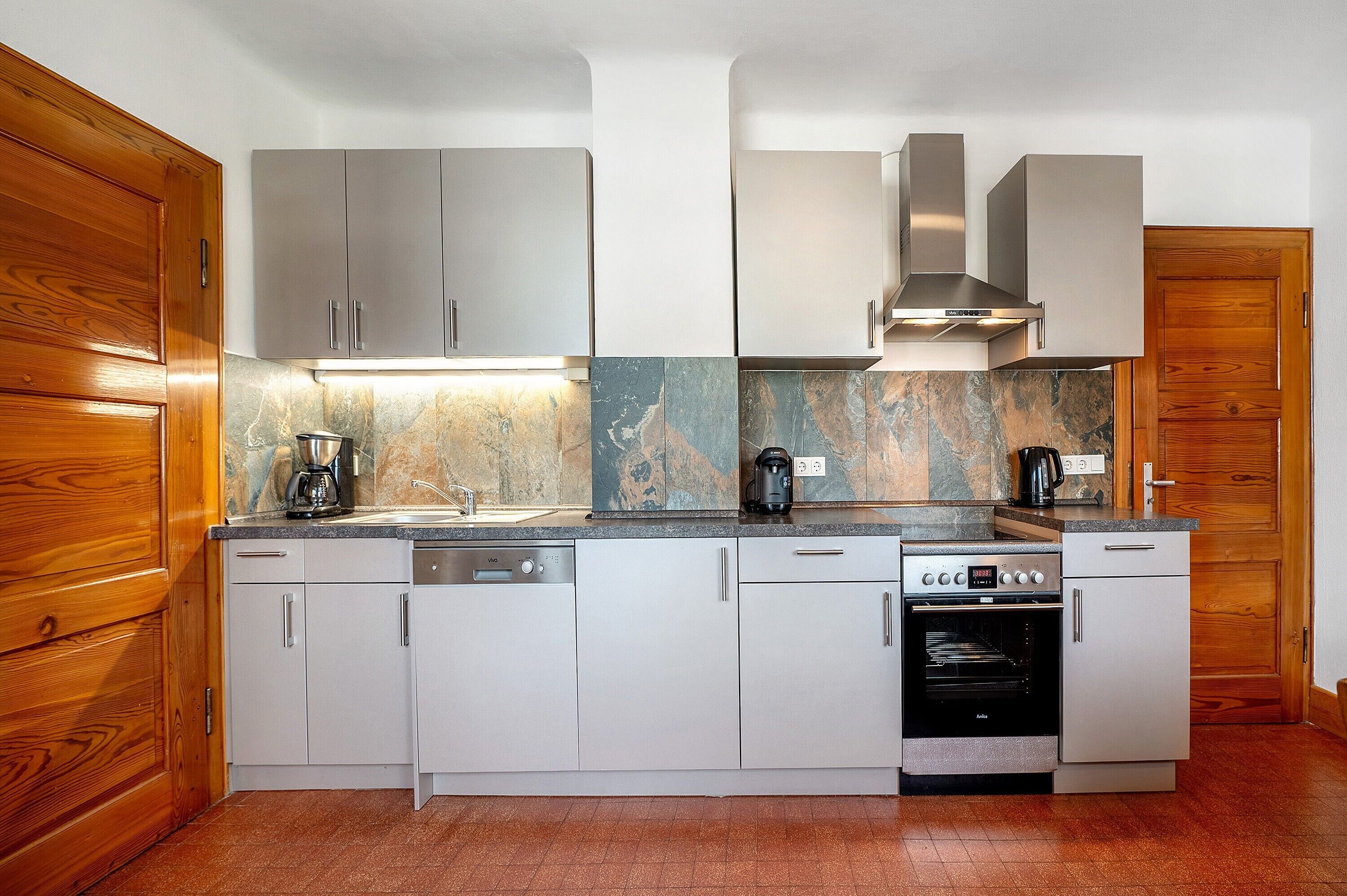 冷蔵庫、電子レンジ、オーブン、コンロ