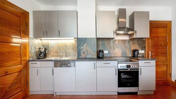 冷蔵庫、電子レンジ、オーブン、コンロ