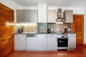 Fridge, microwave, oven, stovetop - Holiday Home 'Domäne Bollinger Morbach' with Private Terrace, Private Garden and Wi-Fi (Morbach)